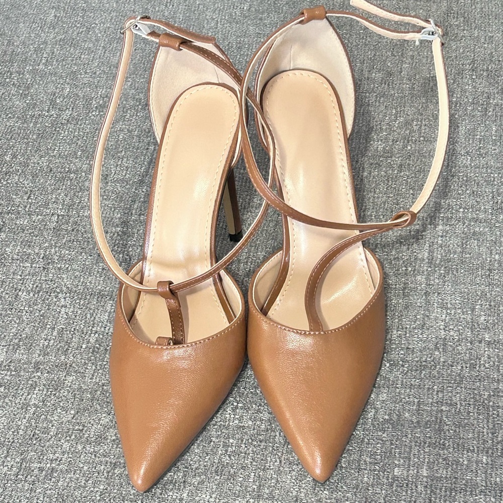 Elegant camel Women's Heels size 7 new condition.